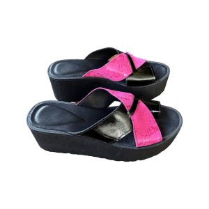 Zuecos negro fucsia