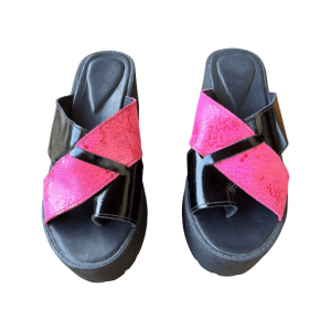 Zuecos negro fucsia